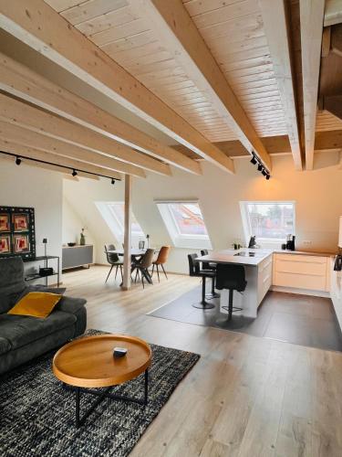 a living room with a couch and a table at Ferienwohnung Kastanieneck in Kevelaer