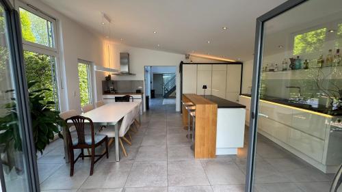 a kitchen and dining room with a table and chairs at Exklusives Architektenhaus, Pool und Privateinfahrt in Mönchengladbach