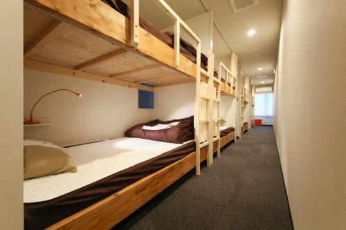 Roots Hostel emeletes ágyai egy szobában