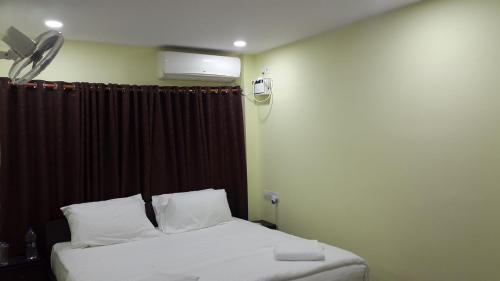 una camera d'albergo con letto e condizionatore d'aria di Kevins Bed & Breakfast a Port Blair
