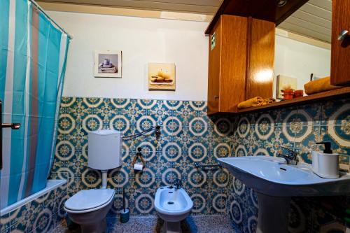 a bathroom with a toilet and a sink at Casa do Miradouro in Guarda