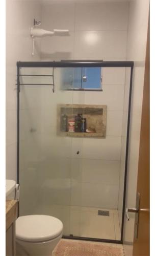 a glass shower in a bathroom with a toilet at Casa Baviera -MOTO GP GOIANIA in Aparecida de Goiânia