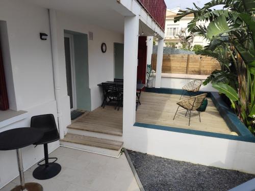 una habitación con balcón con mesa y sillas en RDC a 2 pas du port, en Port-Vendres