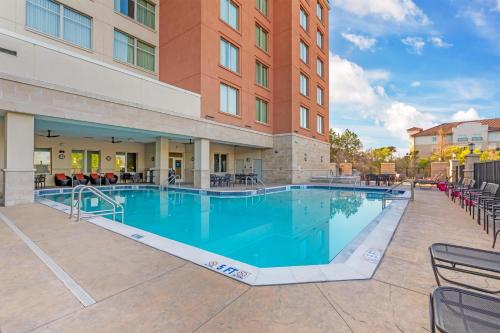 a large swimming pool in front of a building at Drury Inn & Suites Fort Myers Airport FGCU in Fort Myers