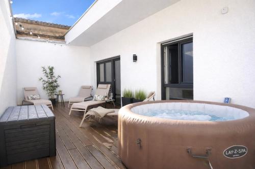 a large tub in a room with a patio at Whirlpool & Terrasse - Familien & Gruppenfreundlich in Aschaffenburg