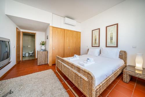 Charming Marina Apartment, Walk to Old Town #2001