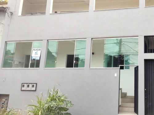 a building with a bunch of windows on it at Apartamento Estilo Moderno in Belo Horizonte