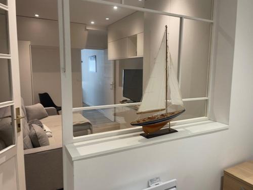 a model sailboat on display in a room at Un écrin chic à deux pas de la mer in Merlimont