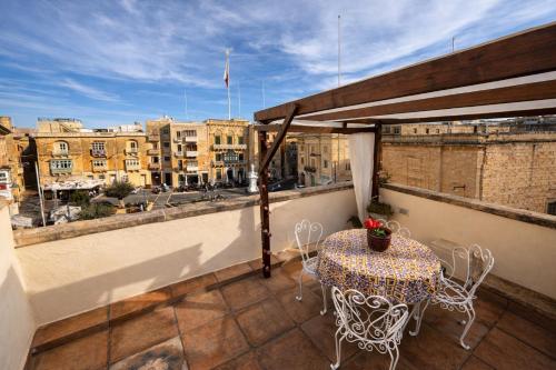 Birgu Square Townhouse, Rooftop & 3 Bathrooms