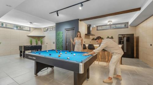 VACATION MARBELLA I Villa Riviera Del Sol, Private Pool, Jacuzzi, Sauna, Gym, Cinema, Billiard, Walking Distance to the Beach