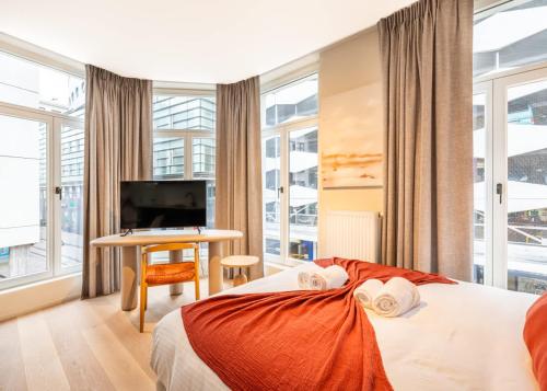Foto Stylish Modern Studio with Views 2