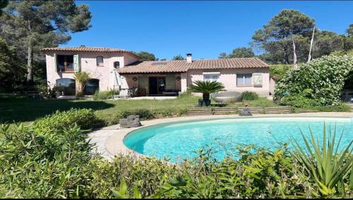 a house with a swimming pool in the yard at Villa au calme sans vis à vis in Fayence