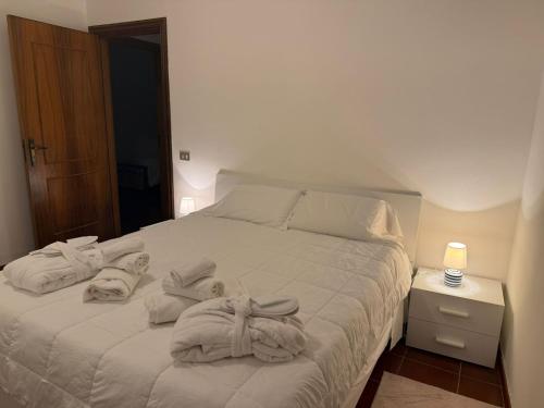 a bedroom with a bed with towels on it at max piedigrotta in Pizzo