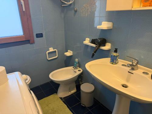 a bathroom with a sink and a toilet at max piedigrotta in Pizzo