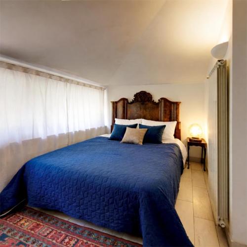 a bedroom with a blue bed with a blue comforter at Casa di Rita in Morlupo