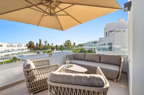 Luxury 3BR Aqua Gardens - Walk to Beach and Shared Pool