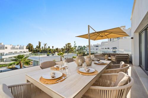 Luxury 3BR Aqua Gardens - Walk to Beach and Shared Pool