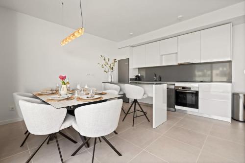 Luxury 3BR Aqua Gardens - Walk to Beach and Shared Pool