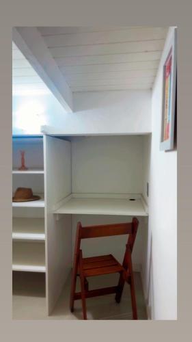 a empty closet with a wooden stool in it at Departamento 3 ambientes-Paseo Plaza in Navarro