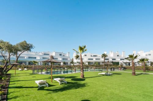 Luxury 3BR Aqua Gardens - Walk to Beach and Shared Pool