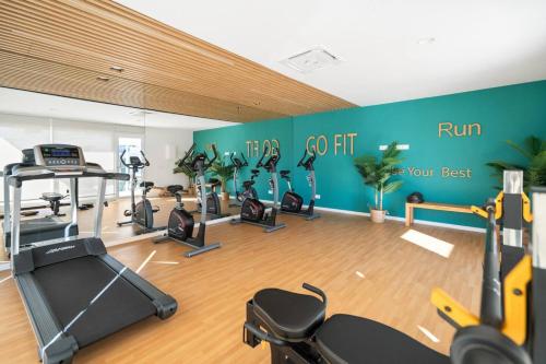 Luxury 3BR Aqua Gardens - Walk to Beach and Shared Pool