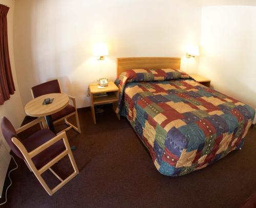 Säng eller sängar i ett rum på EZ 8 Motel Airporter
