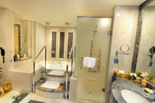 Ruve Al Madinah Hotel tesisinde bir banyo