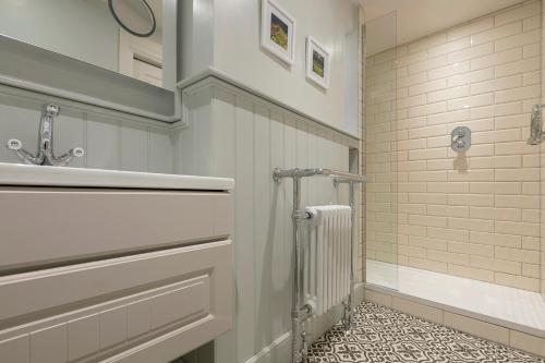 a bathroom with a sink and a shower at Windlestraw Guesthouse in Walkerburn