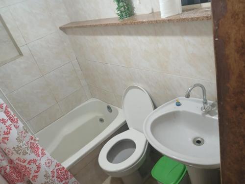 a small bathroom with a toilet and a sink at Casa estilo colonial próximo Paço Municipal in Goiânia