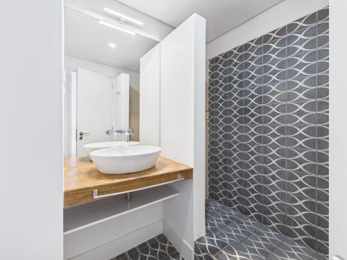 Bright 1BR w/ AC Near Cais do Sodré | By Airnest