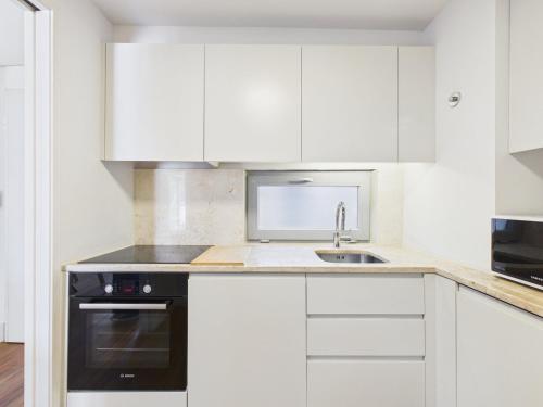 Bright 1BR w/ AC Near Cais do Sodré | By Airnest