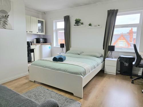 a bedroom with a bed and a large window at Studios & Ensuite Doubles - Central RG1 - Oracle - Station & Hospital in Reading