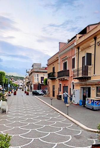 a cobblestone street in a town with buildings at casa Fontana in Capaci