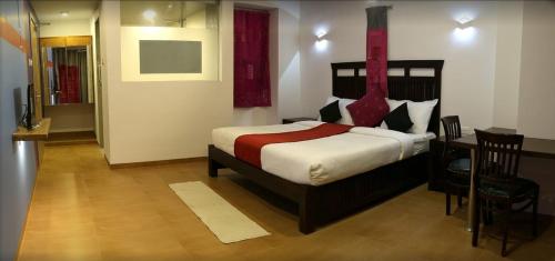 Un pat sau paturi într-o cameră la Hotel Zorba Inn