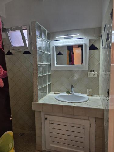 un bagno con lavandino e specchio di Studio Samba a Saly Portudal