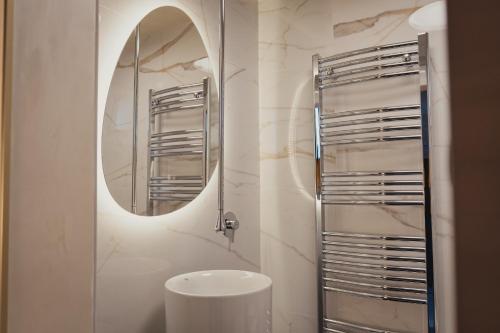a bathroom with a sink and a mirror at Golden Suite in Stornarella