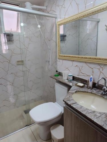 a bathroom with a toilet and a sink and a shower at Apartamento 3 quarto Alto Bueno in Goiânia