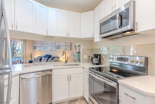 5-Min Walk to Beach - Coligny - Pool - OceanBreeze photo 20