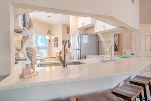 5-Min Walk to Beach - Coligny - Pool - OceanBreeze photo 28