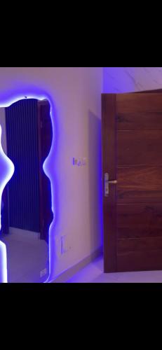 a room with a bed and a wooden door at Maison Sika in Zogbégan