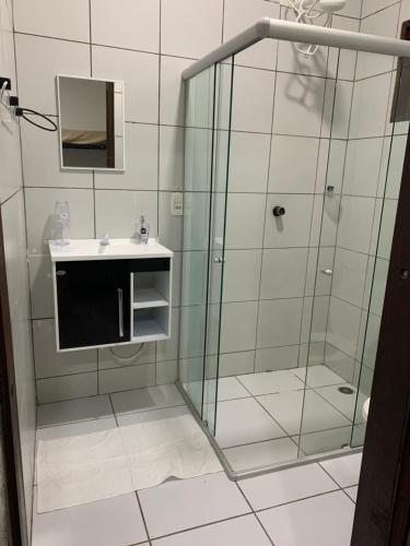 a bathroom with a glass shower and a sink at CasaMar21- 12 km de Maceió e 10 km FRAN6 in Maceió