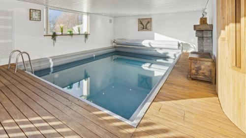 a swimming pool in the middle of a house at Suite4you Erlen l Privater Indoorpool ganzjährig beheizt & Sauna l 10min zum Bodensee, Parkplatz & WLAN in Erlen