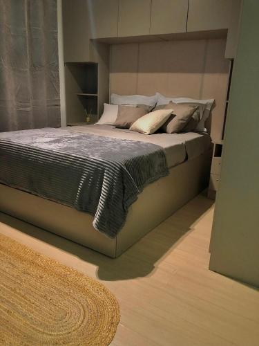 a bedroom with a large bed in a room at Studio 406 Paranagua in Paranaguá