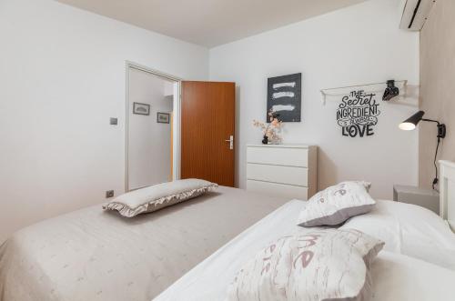 Apartment Tesic close to the sea with shared 4xbicycles