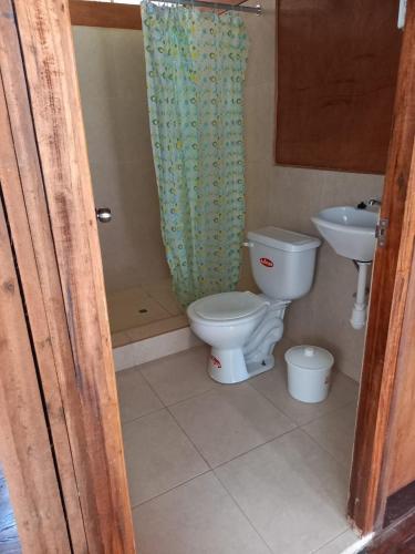 a bathroom with a toilet and a sink at Johmer EXPEDITION Lodge in Islas Tinicuro