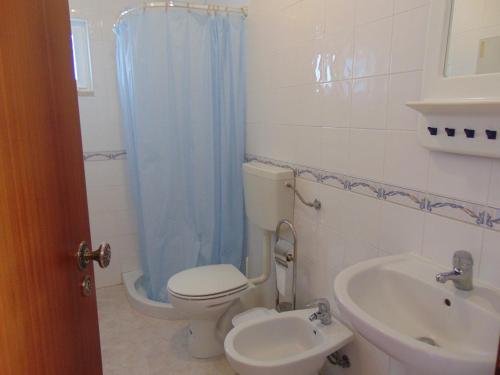 a bathroom with a toilet and a sink at Casa de Campo em Taipa in Coruche