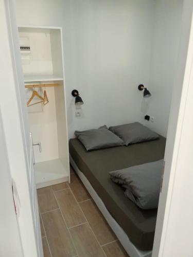 a small bedroom with a bed in a room at EVASION LOUE #6 x2 people "La BRIQUERIE" in Lods