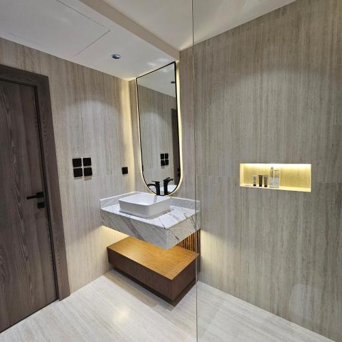 a bathroom with a sink and a mirror at Wahed Numas in Hail