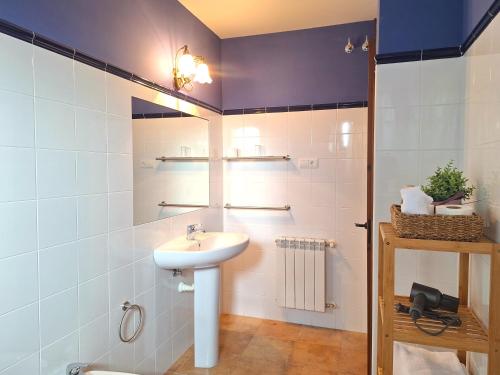 a bathroom with a sink and a toilet at Oceano verde in Cervera de Pisuerga