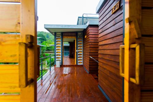 a building with wooden floors and wooden walls and a hallway at Baan Boom Boxes Eco Friendly Resort in Mae Nam